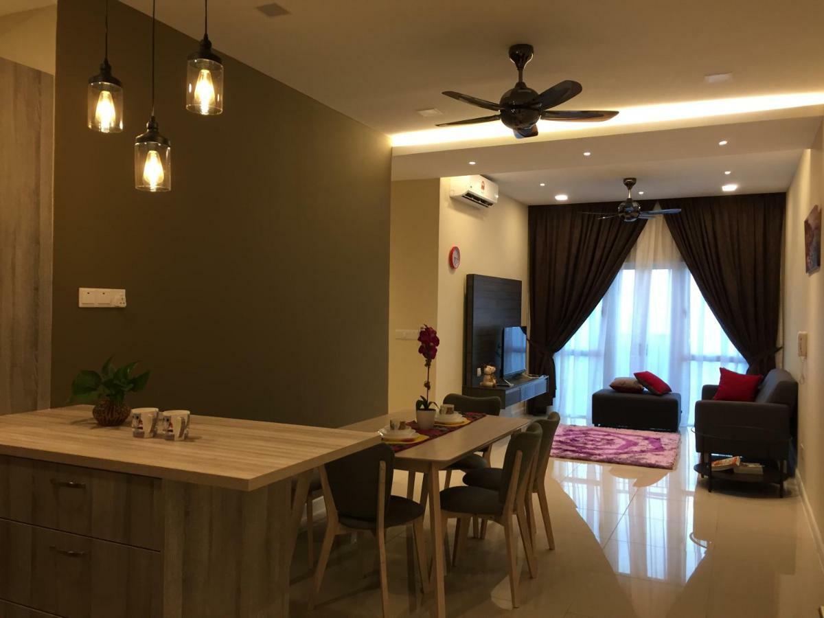 Southville Stay 2 @ Savanna Executive Suite Kampong Tangkas Exterior photo